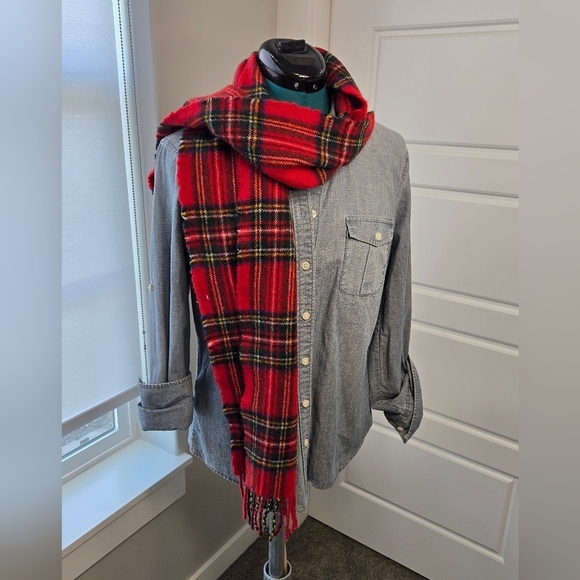 LOCHCARRON RED PLAID SCARF FRINGE ENDS 100% LAMBSWOOL SCOTLAND UNISEX OS FESTIVE - Picture 4 of 11